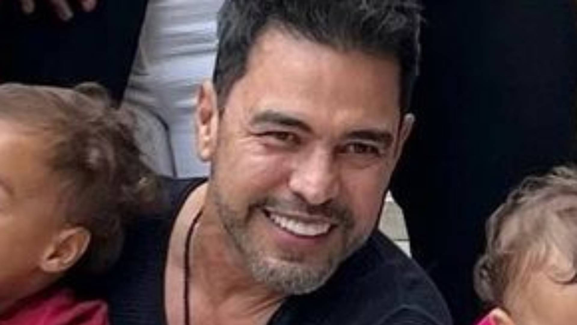Zezé Di Camargo faz encontro de gerações ao reunir família em clique: “Só amor”