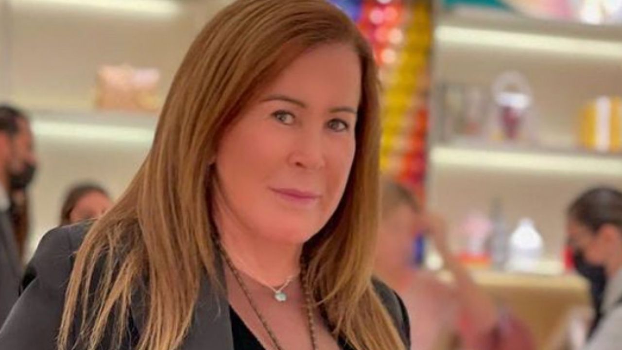 Zilu Camargo vai ao shopping, mas celular em local inusitado chama a atenção: “É moda?”