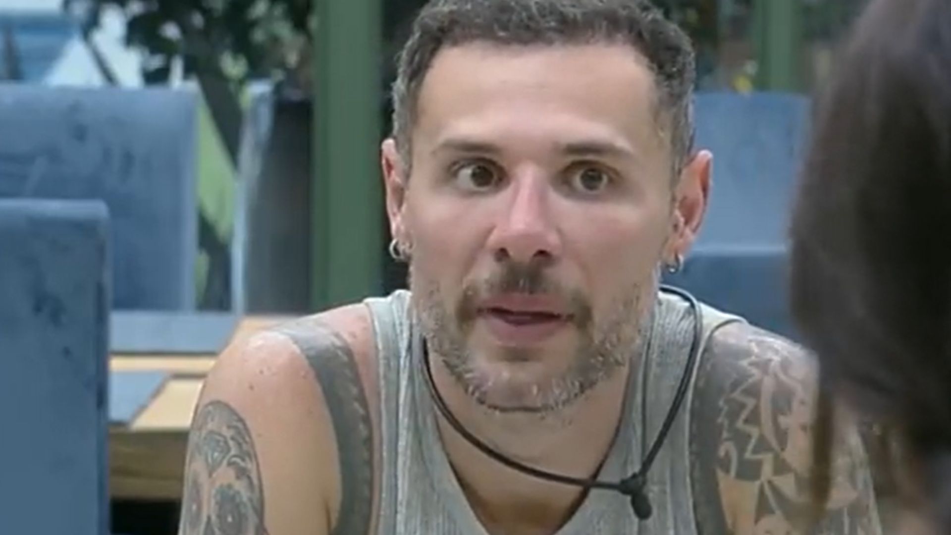 A Fazenda: Alex assusta peões ao contar que pula refeições para não engordar: “Trauma”