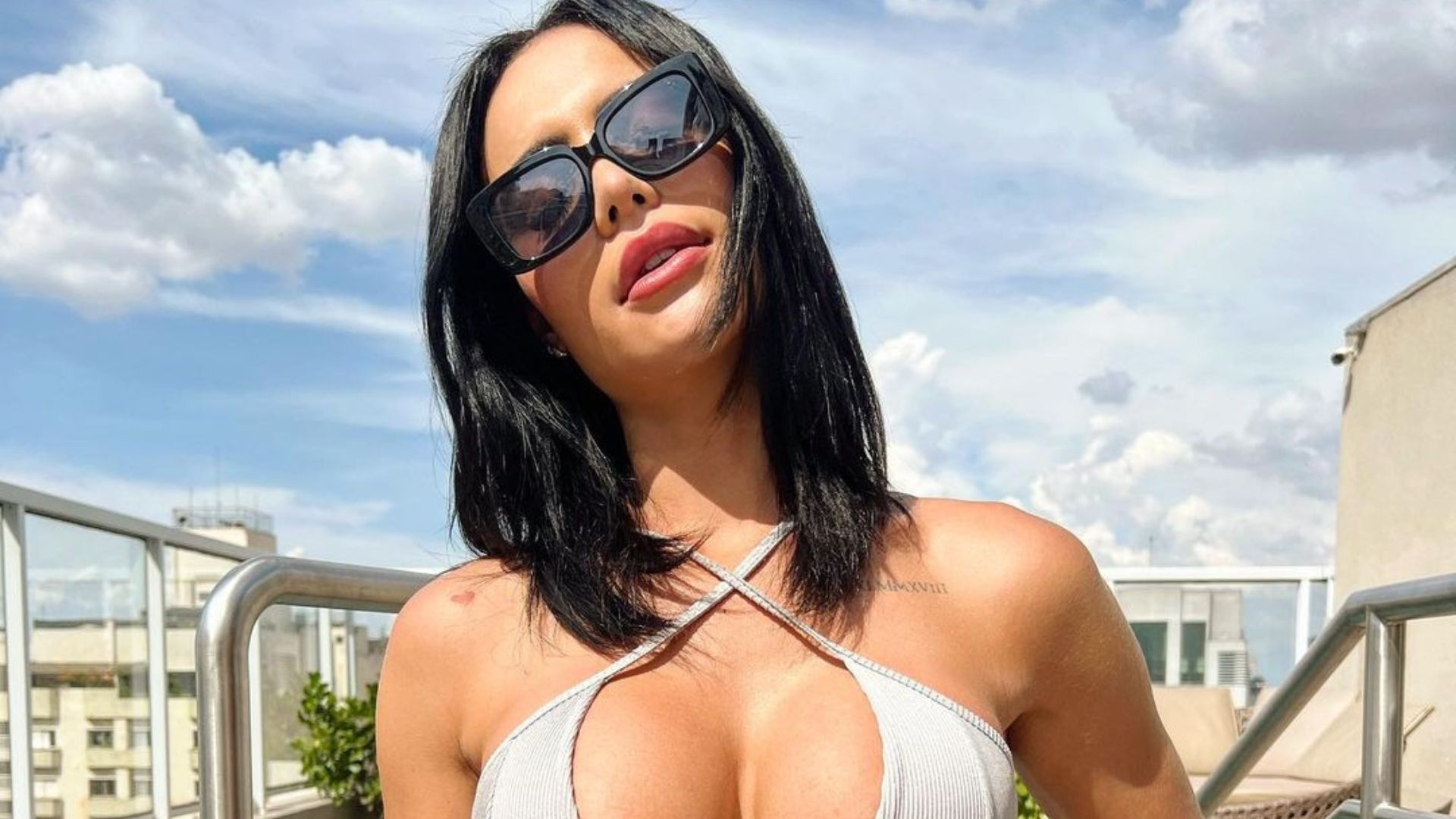Ex-peoa Aline Mineiro exibe seios imensos com biquíni tamanho PP: “Perfeita”