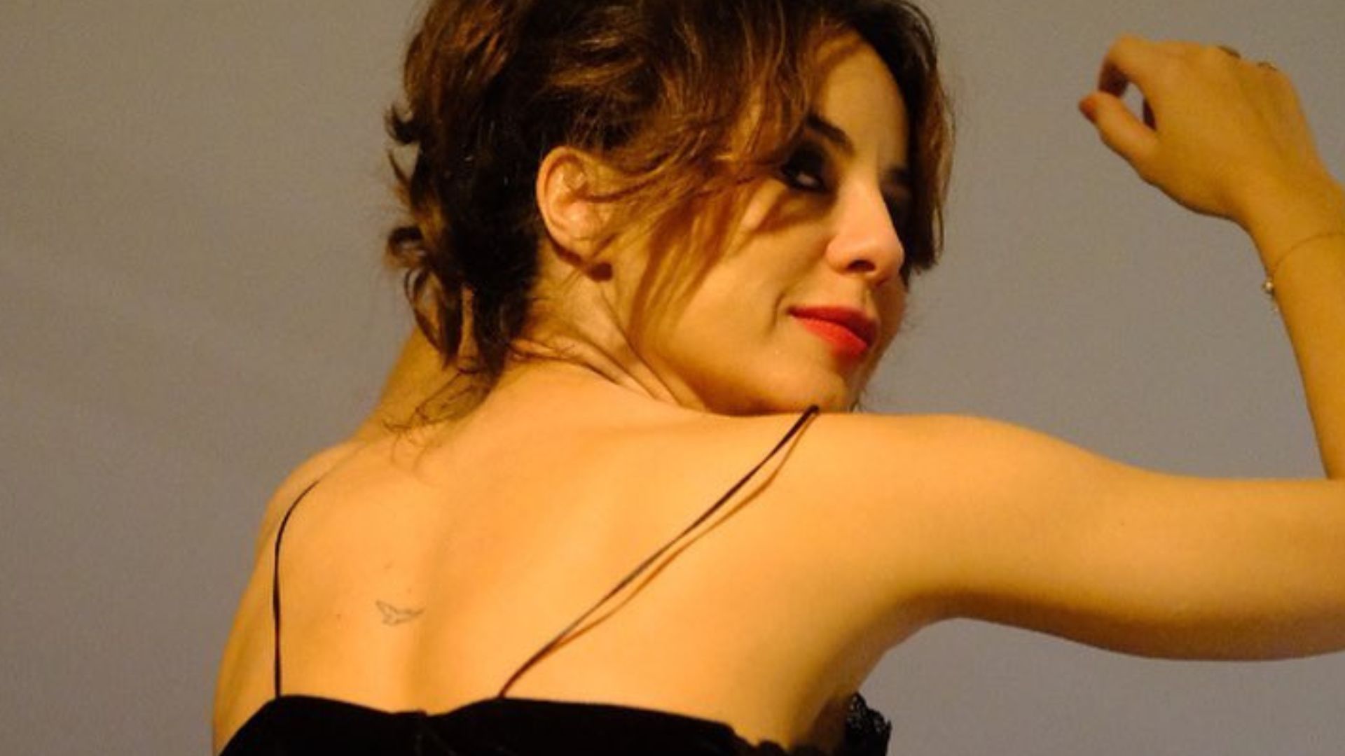 Andréia Horta joga bumbum na direção da câmera e ostenta fartura: “Quase enfartei”