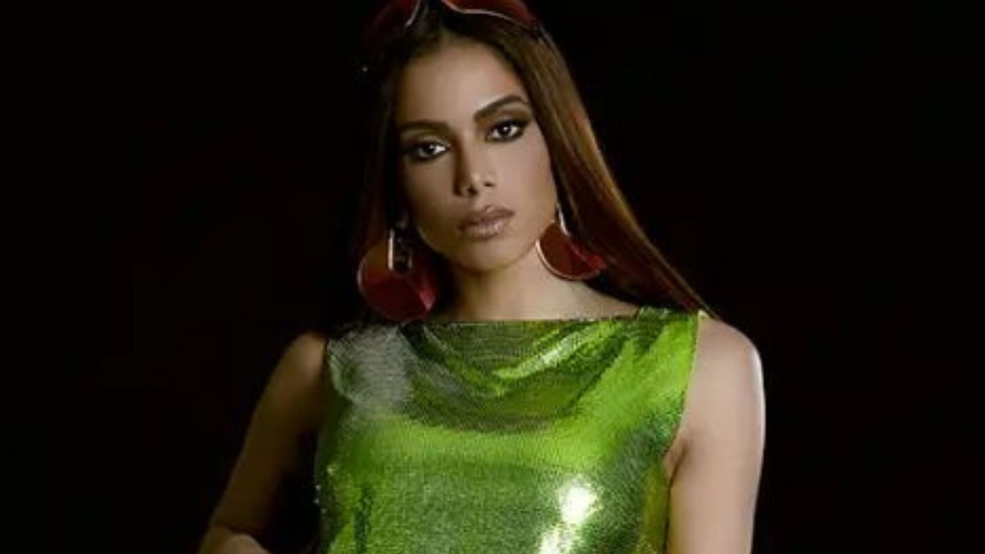 Sem calcinha, Anitta deixa virilha à mostra em minissaia fendada: “Gostosa”
