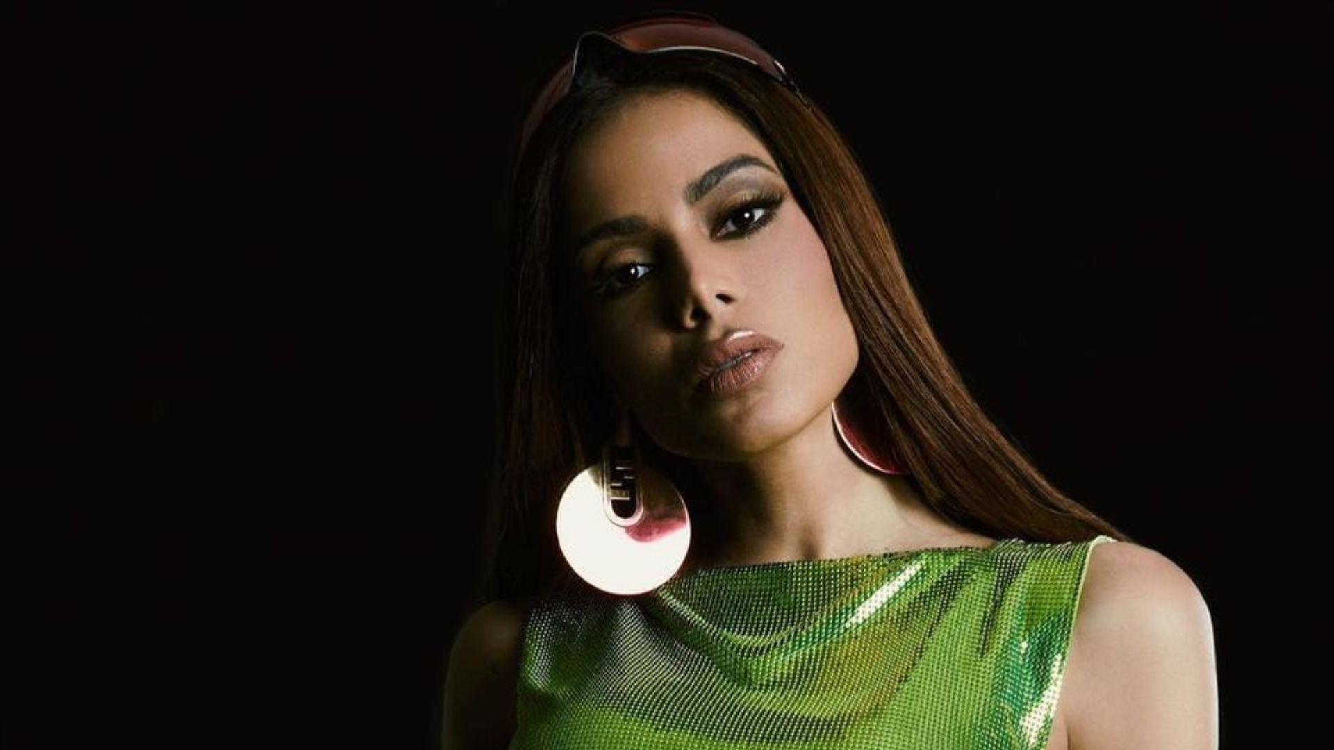 Anitta sensualiza sem calcinha usando look bem atrevido e causa comoção: “Gostosa”