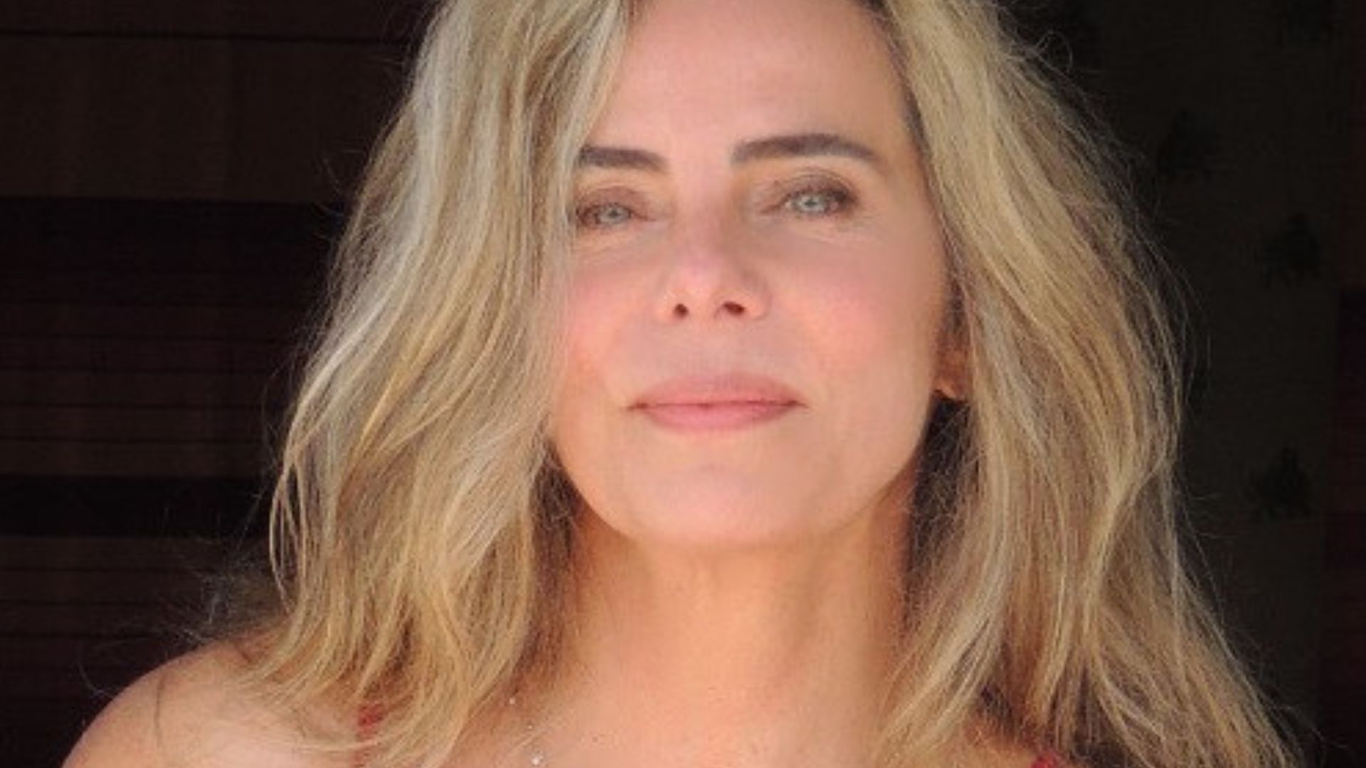 Aos 70 anos, Bruna Lombardi dispensa sutiã e deixa decote livre em baby dol: “Enxuta”