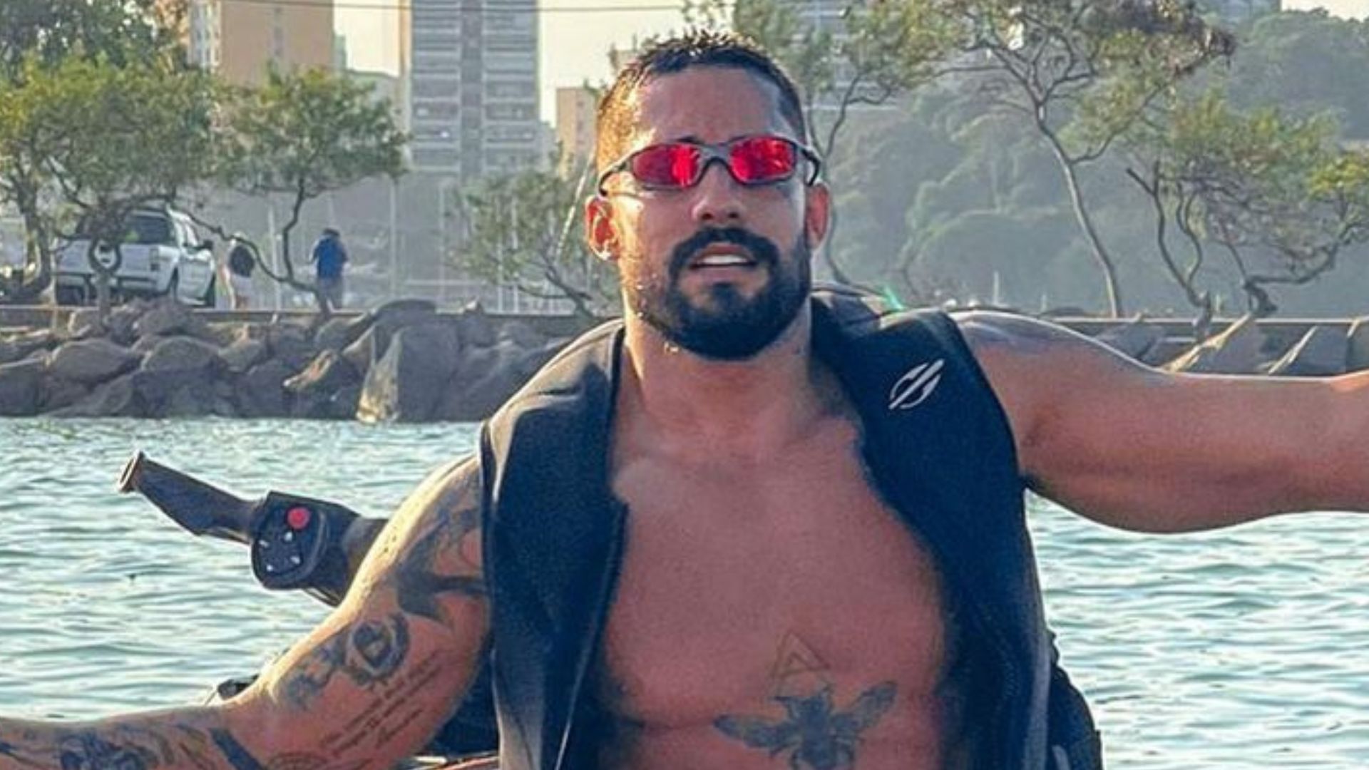 Bil Araújo abre as pernas com sunga branca marcando e deixa fãs babando: “Vocês gostam”