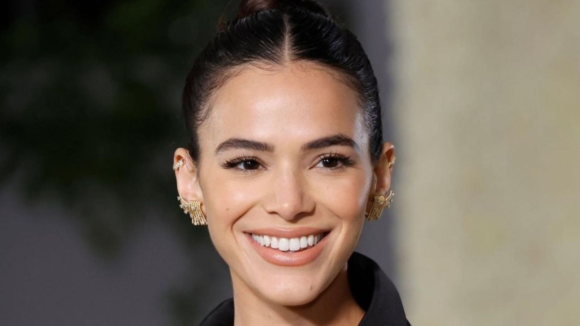 De vestido longo, Bruna Marquezine arrasa com decote até o umbigo em evento internacional: “Deusa”