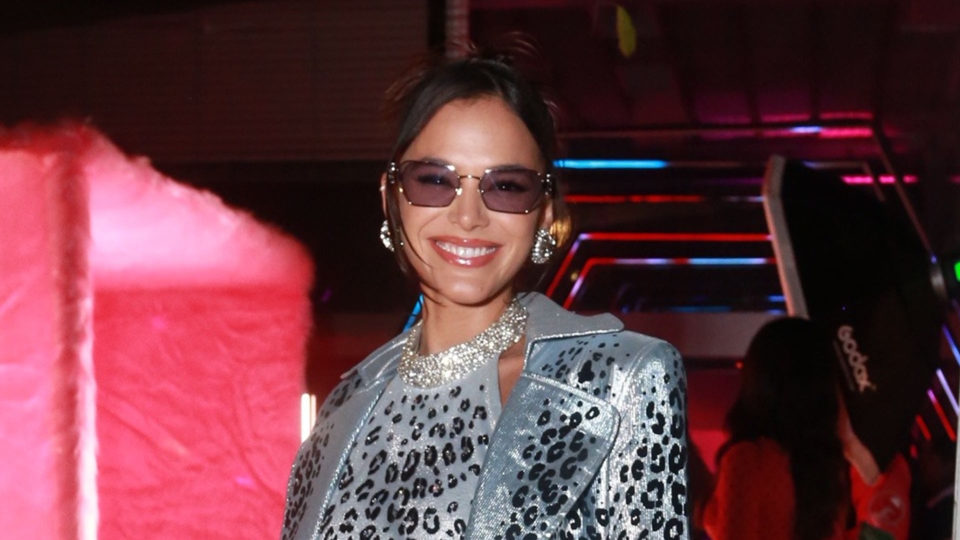 De microvestido estampado, Bruna Marquezine é destaque em festa de celebridades