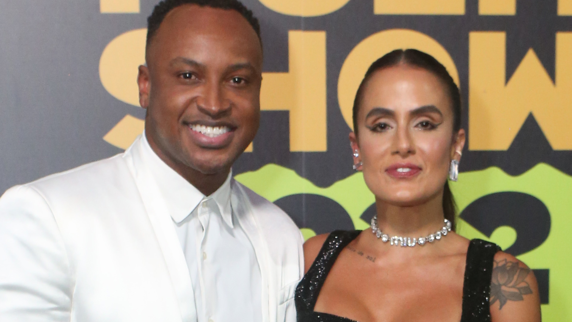 Carol Peixinho mostra corpão de top e saia ao lado de Thiaguinho no Prêmio Multishow