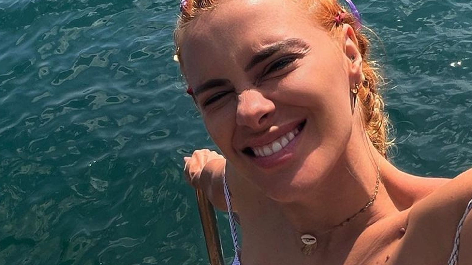 Carolina Dieckmann dá escapadinha para a praia em Salvador e mostra corpão: “Sol, sal e benção”