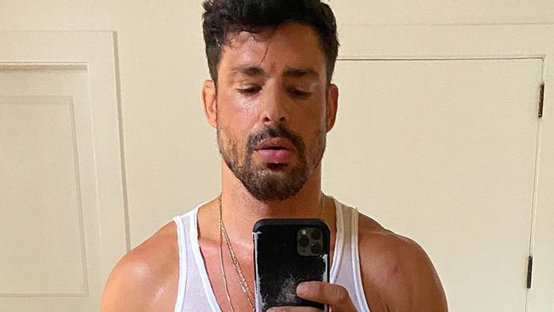 De regata branca, Cauã Reymond aparece todo molhado e fãs ficam sedentos: “Que saúde”