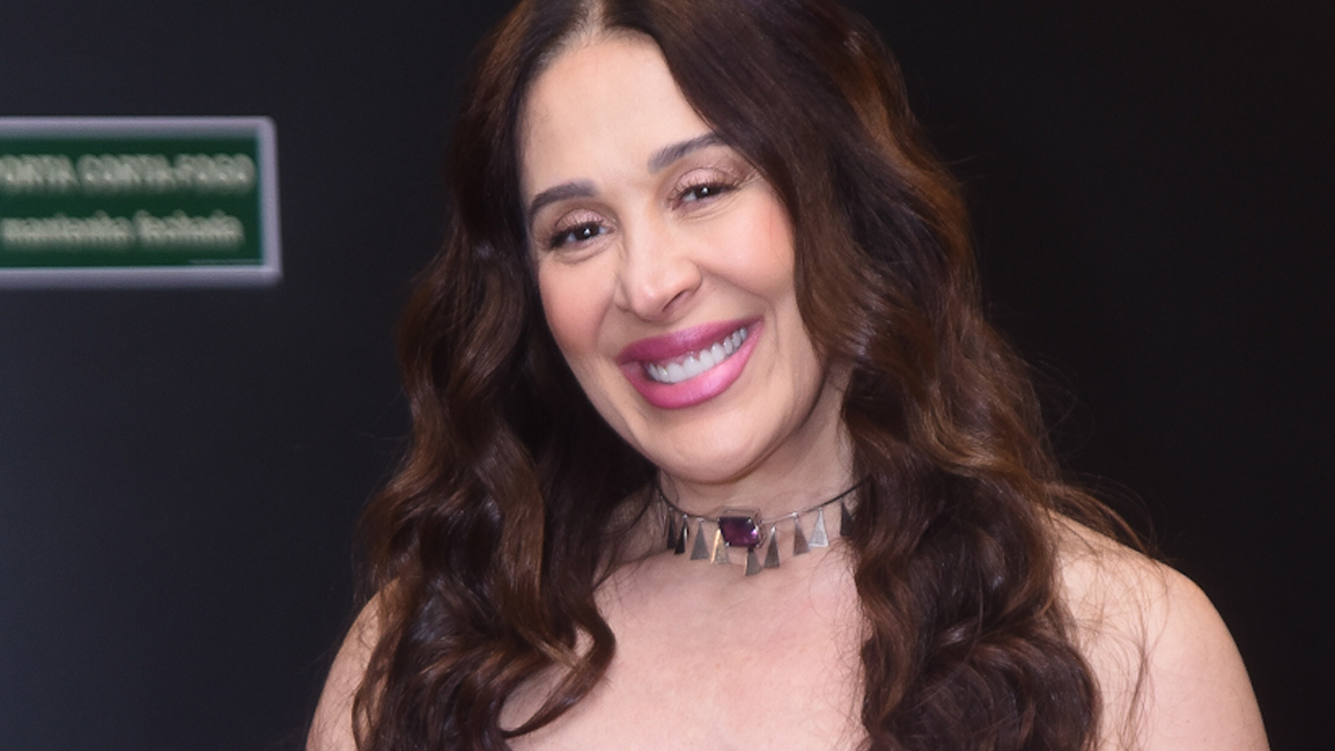 Claudia Raia dispensa sutiã e usa vestido sem alça marcando a barriga de grávida