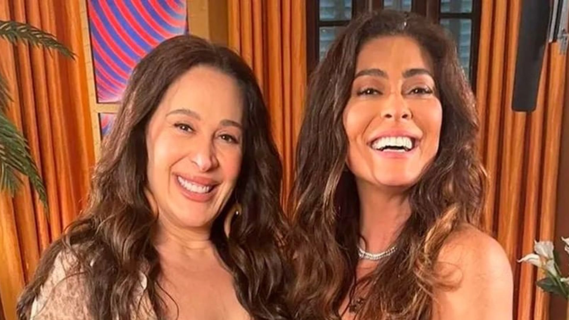 Gravidíssima, Claudia Raia posa com Juliana Paes e barrigão rouba a cena