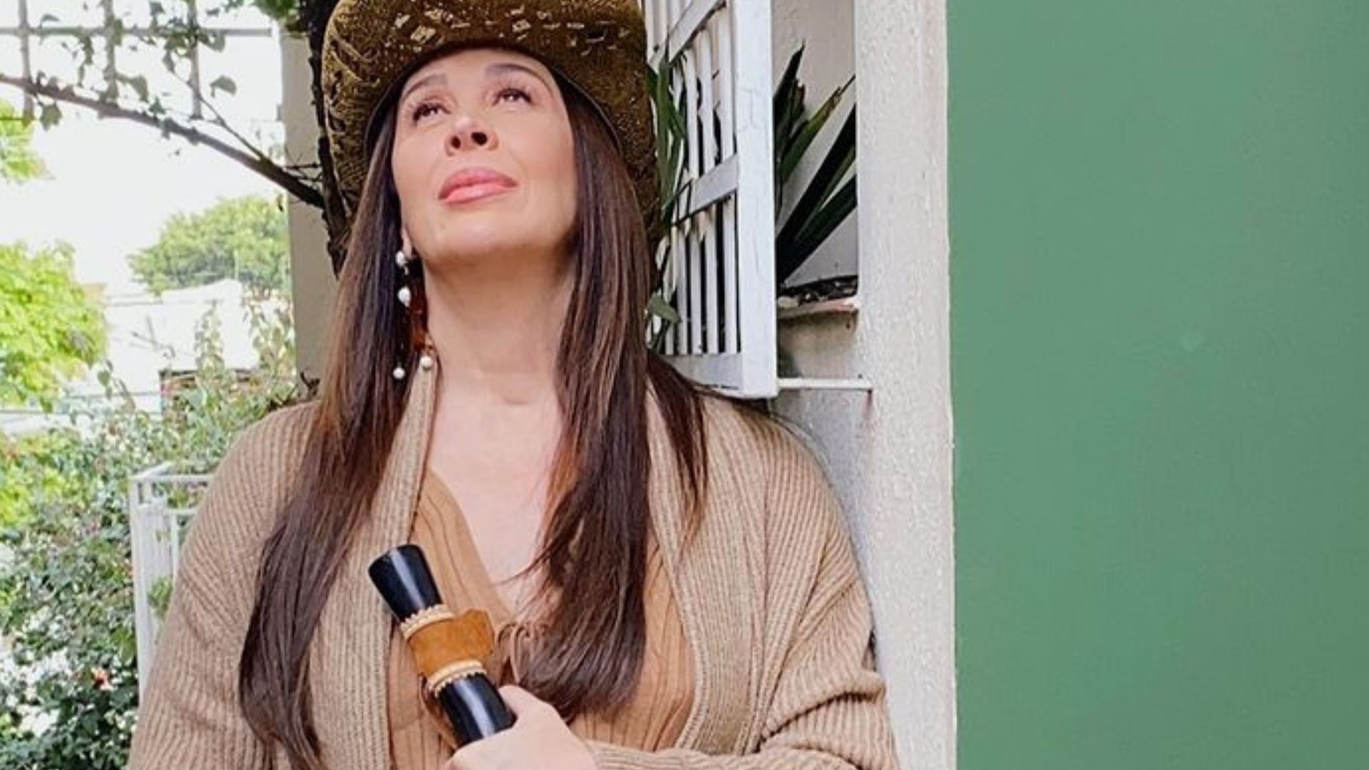 Claudia Raia exibe barrigão ao surgir de cropped com look inspirado em Pantanal