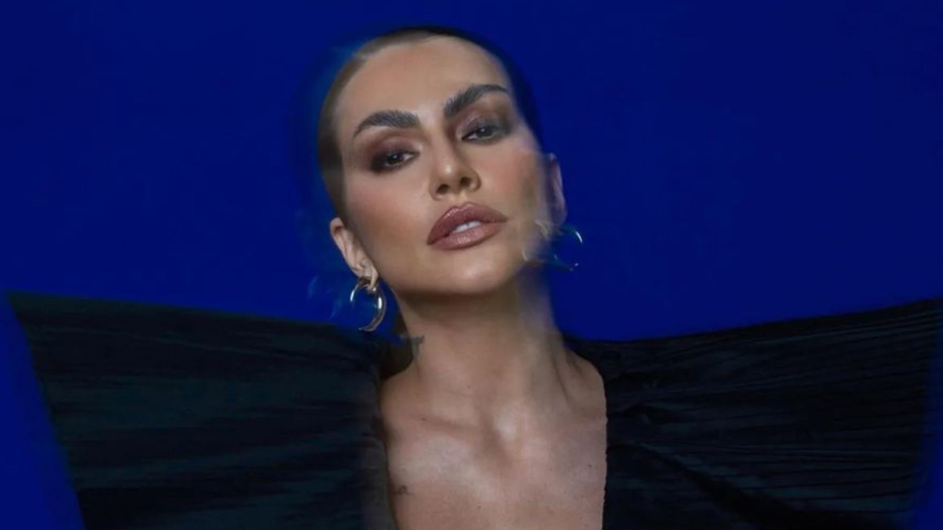 Cleo Pires causa com look picante e seios escapam em decote agressivo: “Delícia”