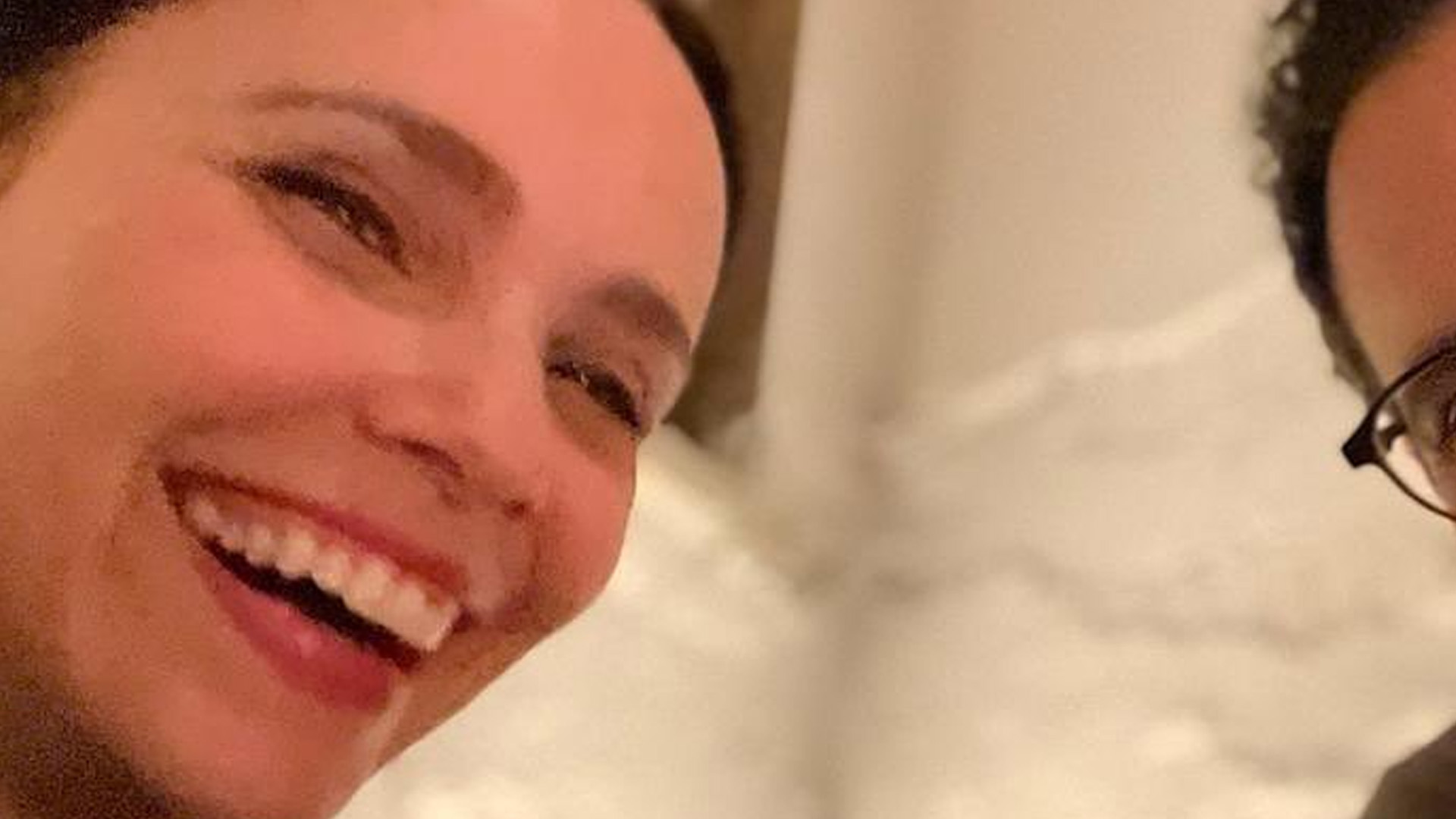 Discretíssima, Débora Falabella posa em clique raro com o namorado: “Amor”