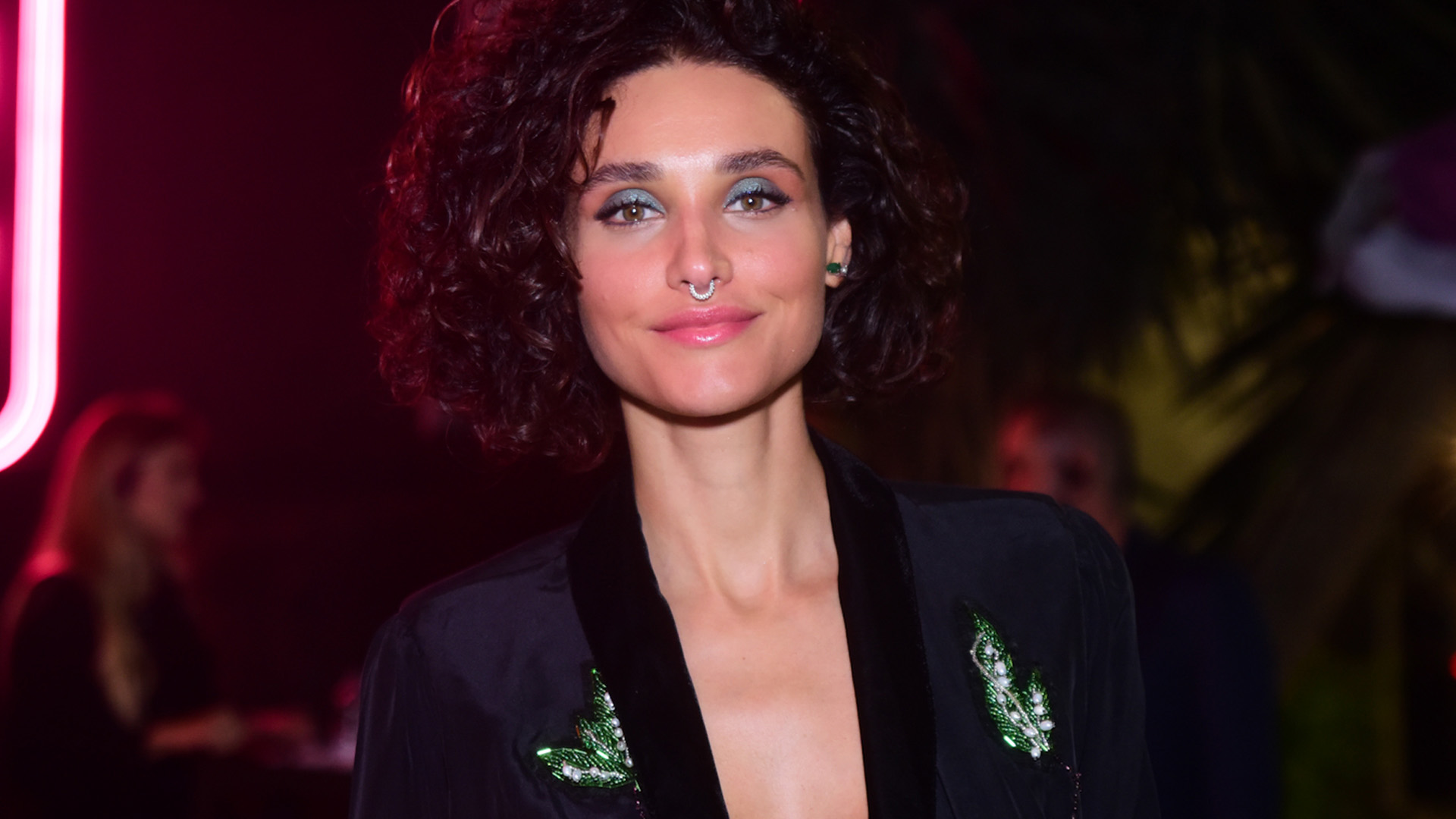 Débora Nascimento deixa terninho aberto sem sutiã e rouba a cena em aniversário de Cleo