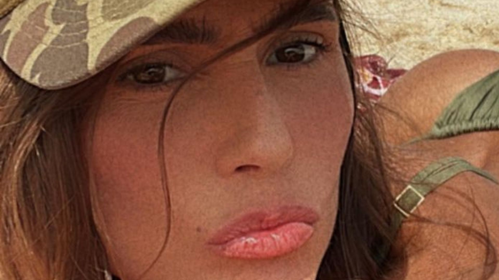 Deborah Secco dá zoom no bumbum engolindo o biquíni durante banho de sol: “Absurda”