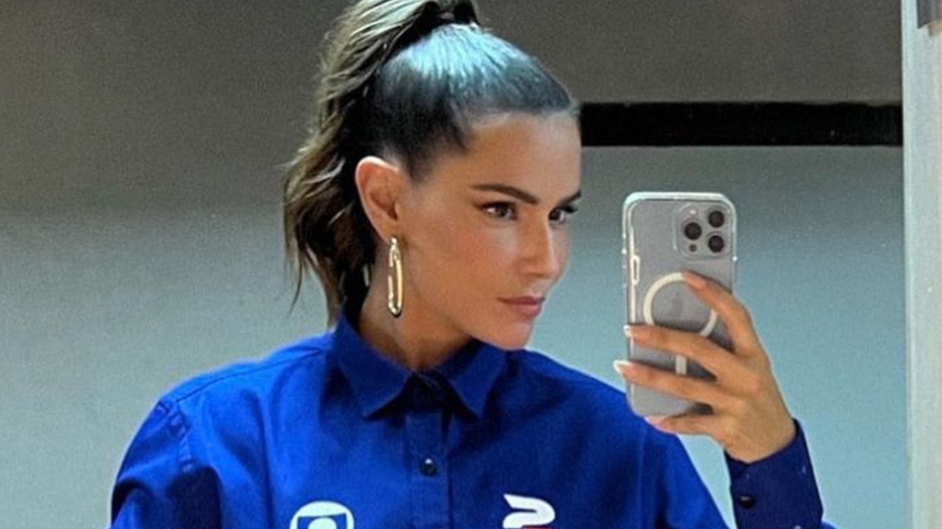 Deborah Secco corta uniforme do SporTV, exibe barriga negativa e atiça: “Vem aí”