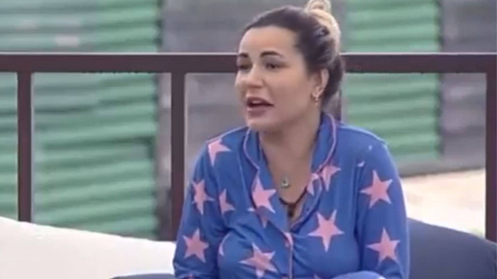 A Fazenda: Deolane Bezerra desce o nível ao xingar rival: “Put* arrombad*”