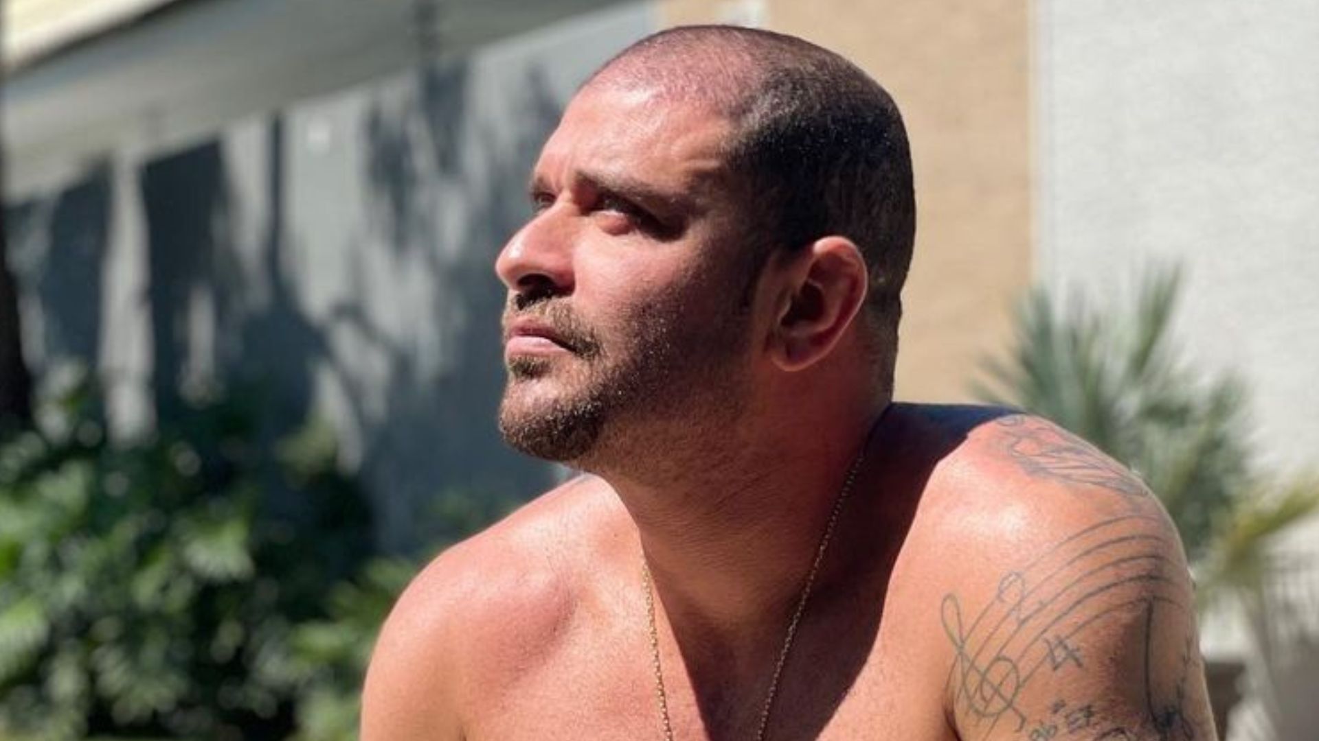 De sunga, Diogo Nogueira deixa volume marcar e comenta resultado das eleições: “Alívio”