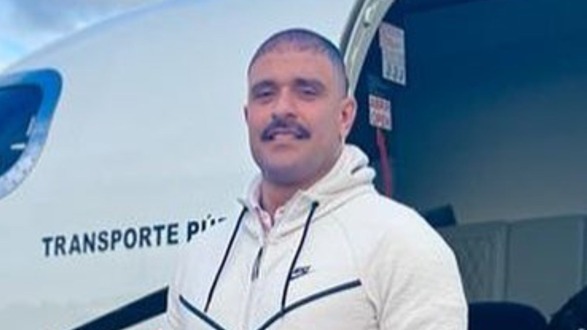 Diogo Nogueira mostra novo visual e ostenta em frente a jatinho: “Nada melhor”
