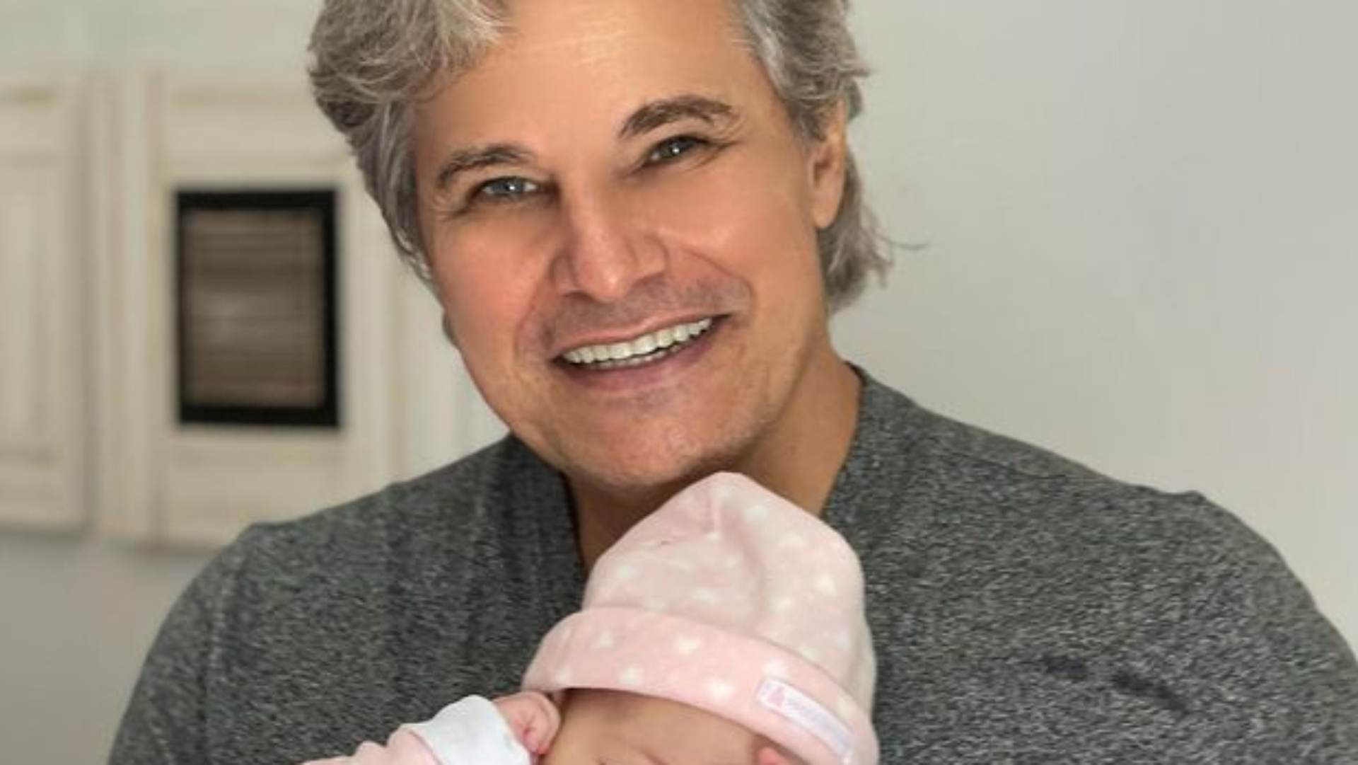 Edson Celulari mostra filha de oito meses comendo abacaxi e careta rouba a cena