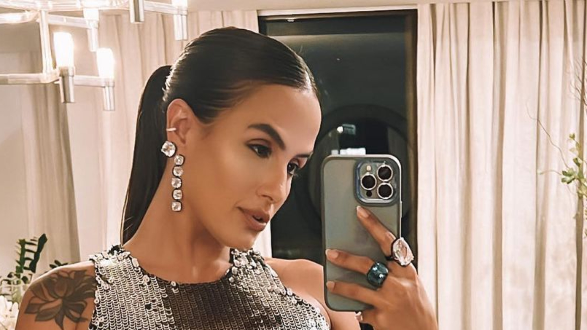 Carol Peixinho aposta em fenda gigante e deixas pernões à mostra: “Perfeita”