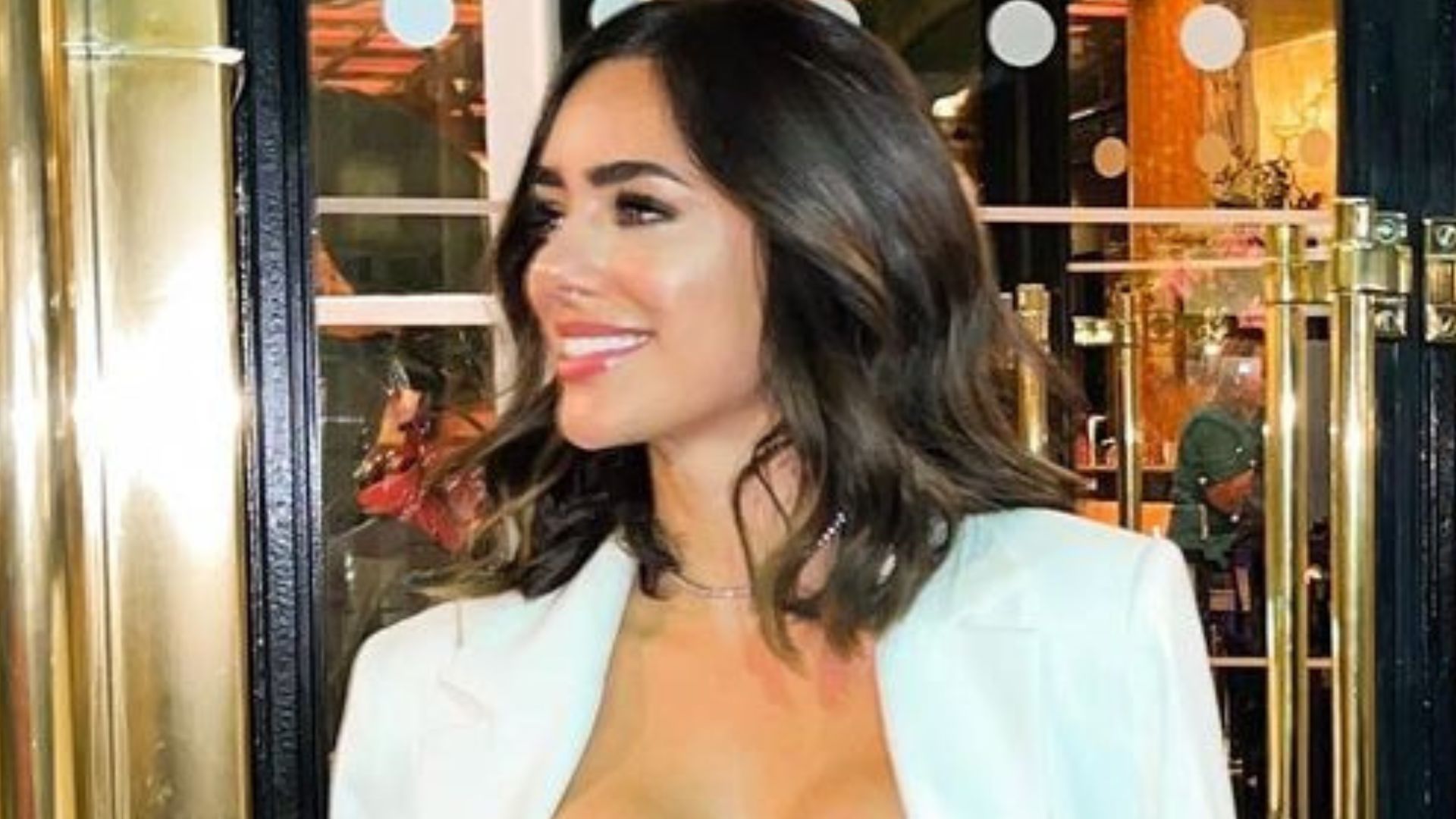 Em Paris, ex de Neymar deixa decote à mostra e passeia com vestido justíssimo: “Musa”