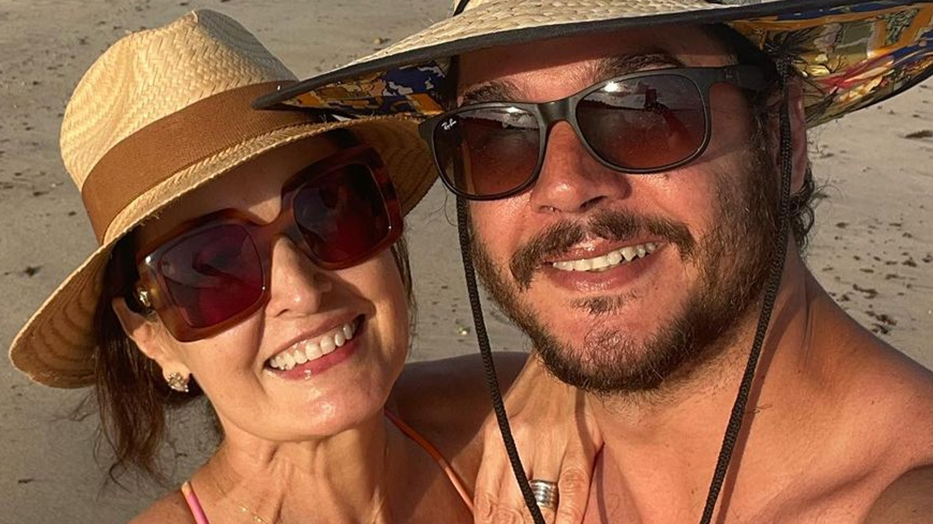 Fátima Bernardes agarra namorado em dia de praia e dá beijão: “Recarregando”