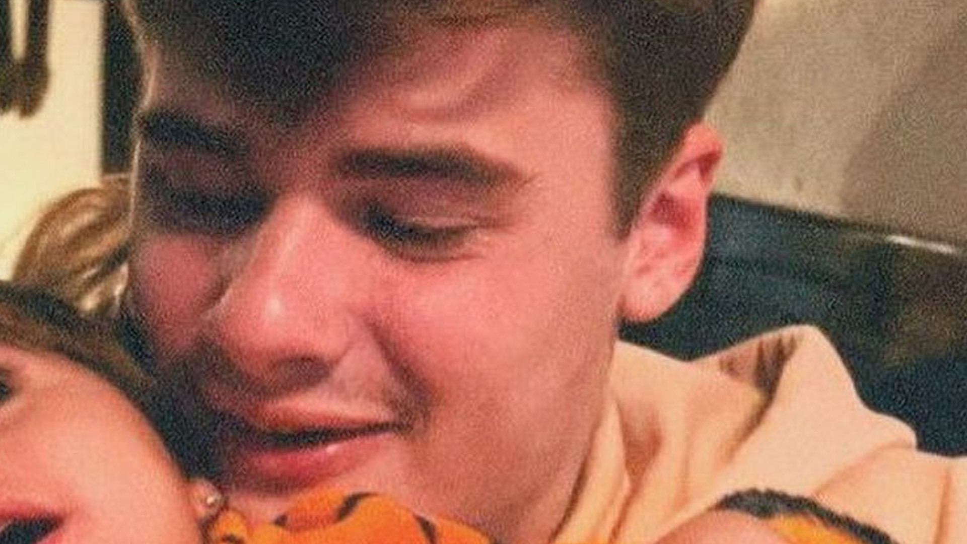Filho de Fábio Assunção abraça irmã mais nova e encanta seguidores: “Amores”
