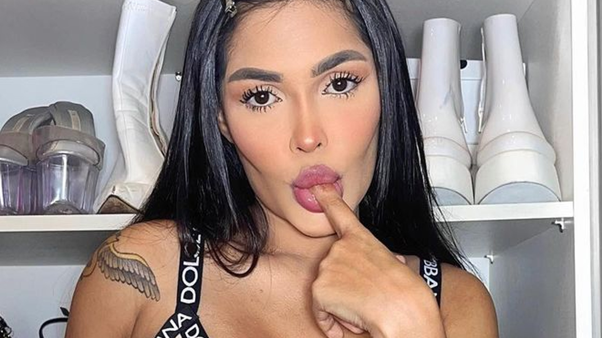Ex-BBB Flay completa 28 anos e sensualiza de sutiã e calcinha: “Abençoada”