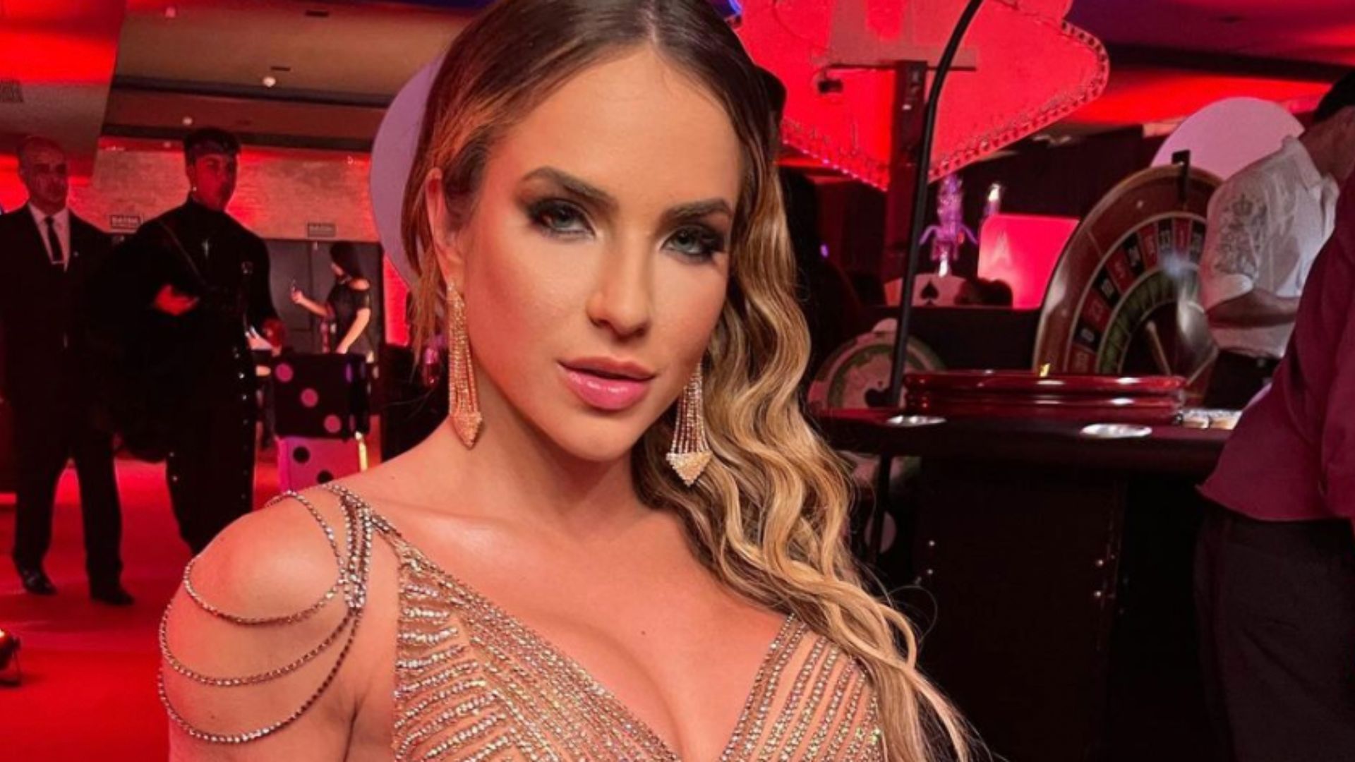 Gabi Martins senta com vestido totalmente transparente e cruza as penas: “Deliciosa”