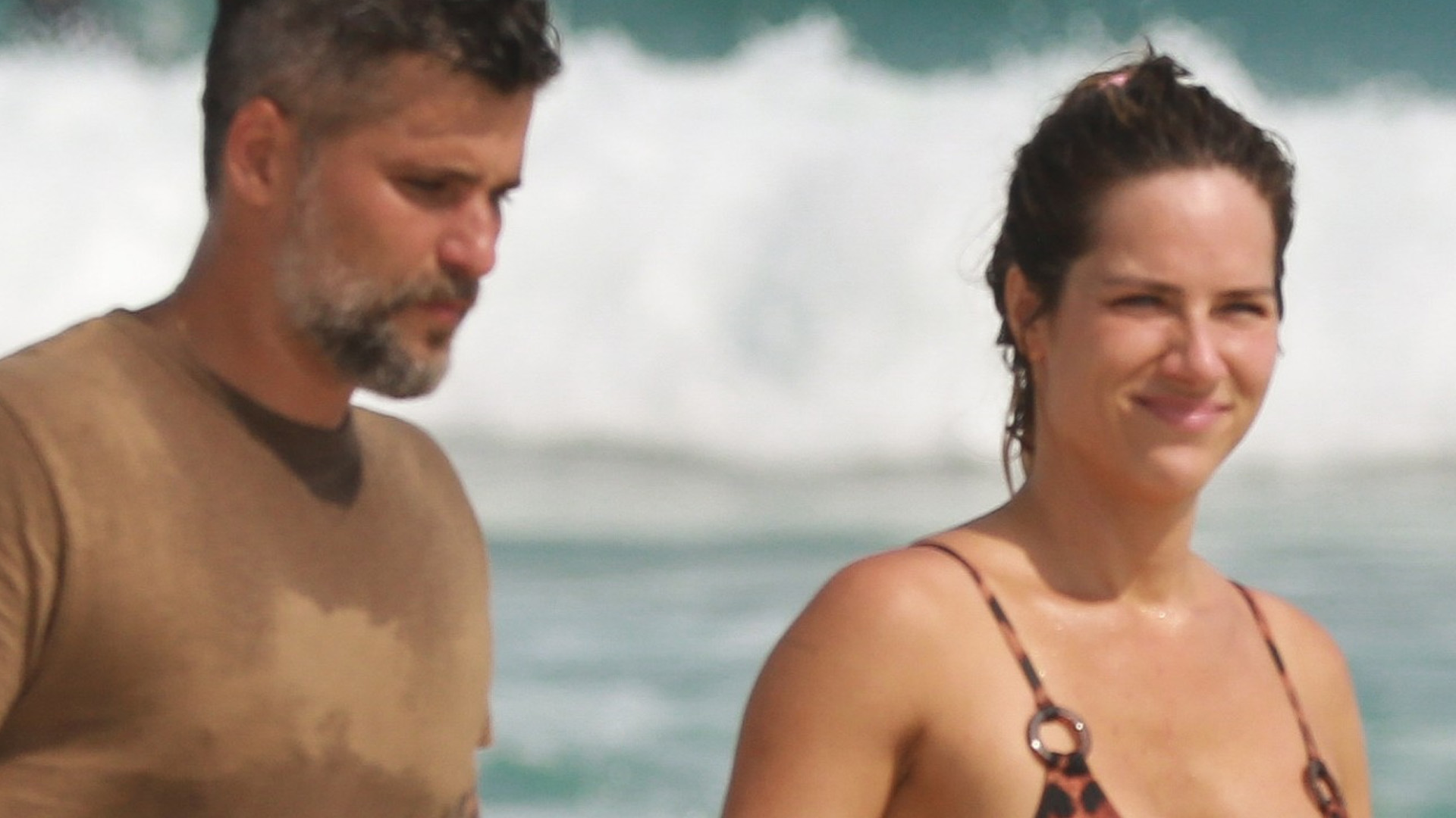 Giovanna Ewbank rouba a cena em flagra com Bruno Gagliasso ao exibir corpão