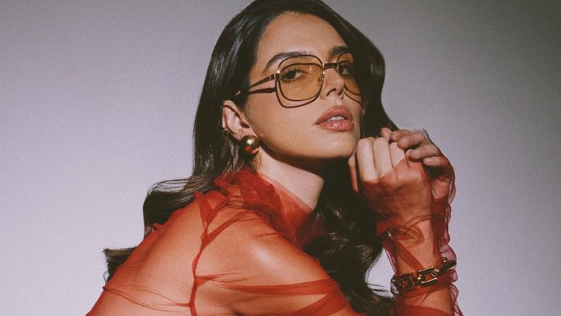 Giovanna Lancellotti escandaliza em vestido vermelho e transparência quase mostra tudo: “Gata”