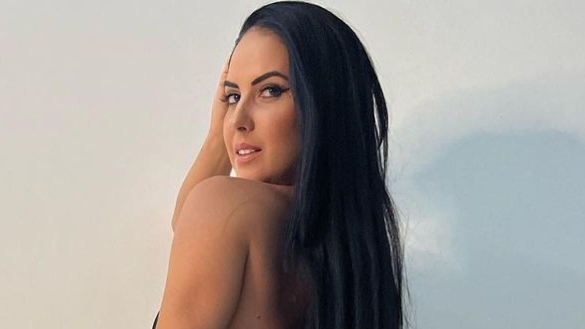 De vestido justinho, Graciele Lacerda exibe decote recortado até a barriga e fãs babam: “Perfeição”
