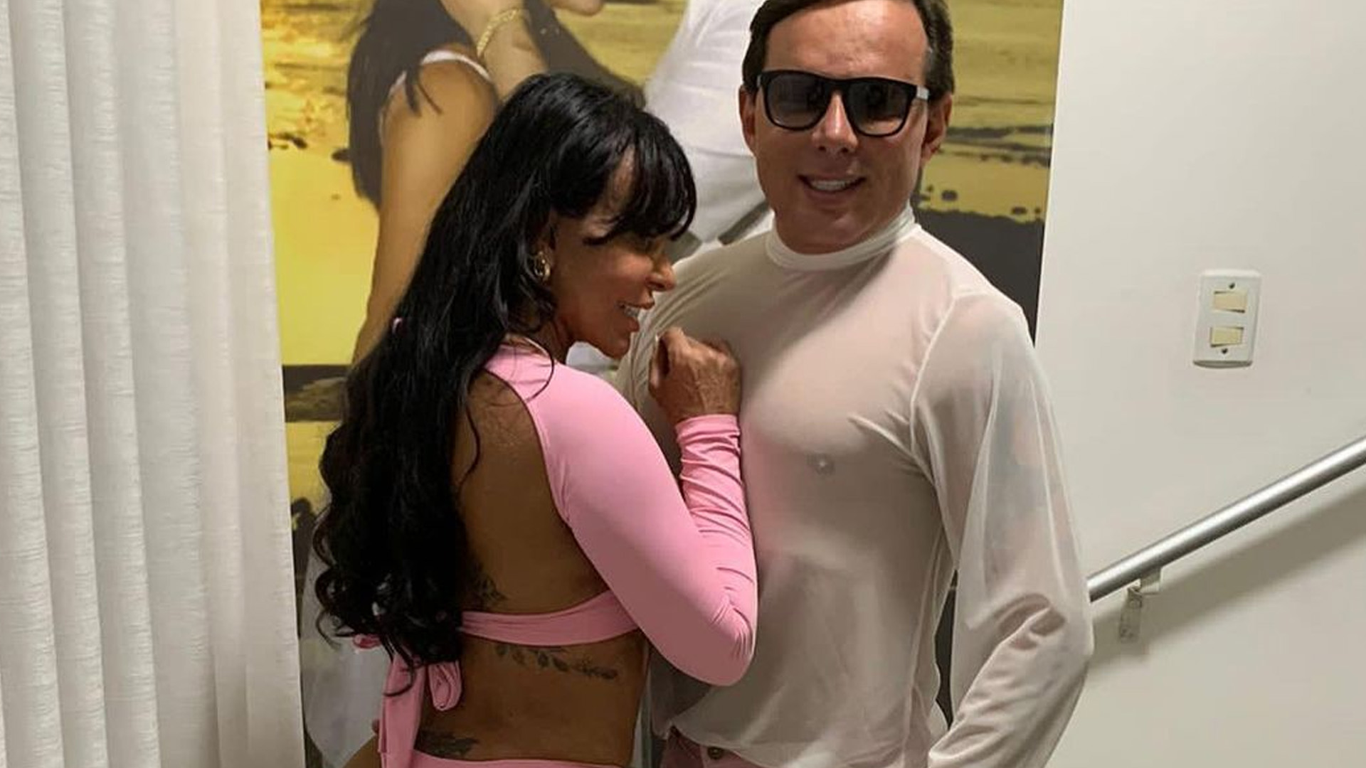 Gretchen deixa bumbum à mostra com calcinha fio-dental em look recortado: “Liberdade”