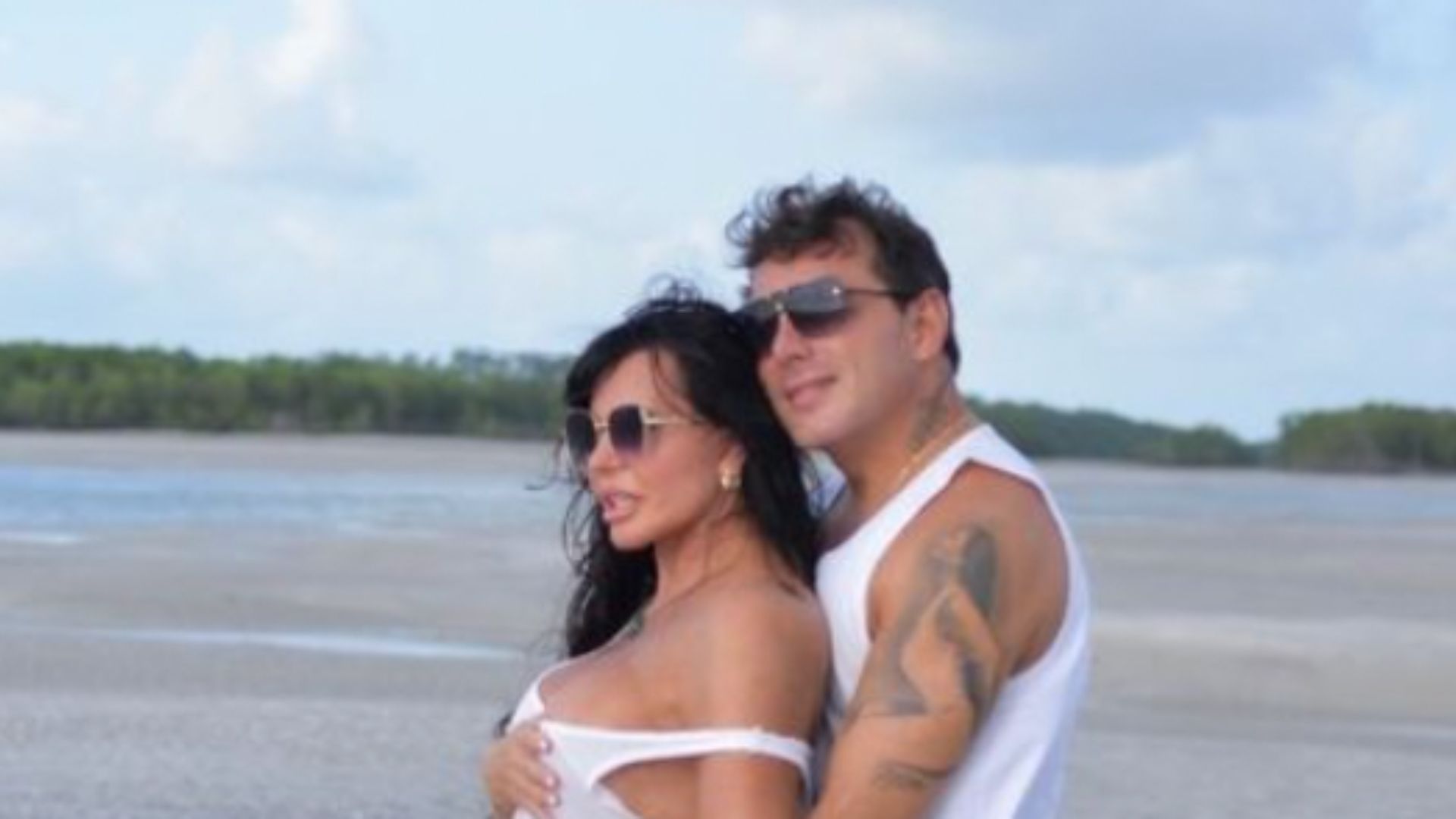Grávida? Gretchen exibe barriguinha suspeita em foto com o marido e intriga fãs: “Futuro”