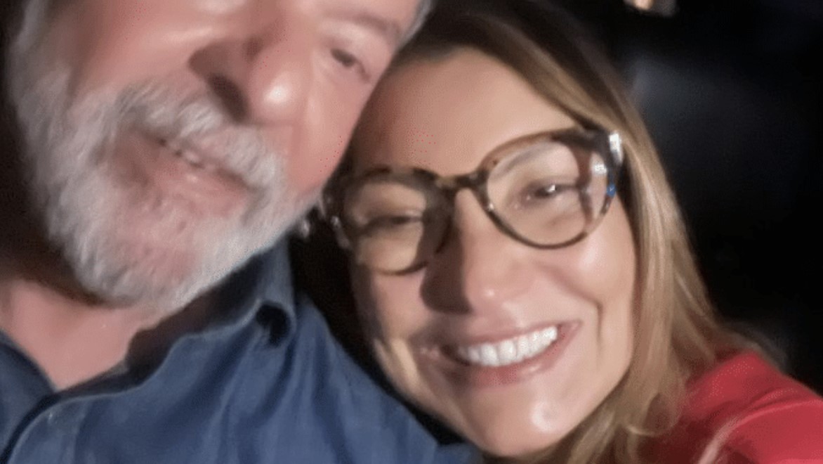 Em look vermelho, Janja vibra ao lado de Lula e comemora vitória: “Parabéns, Brasil”