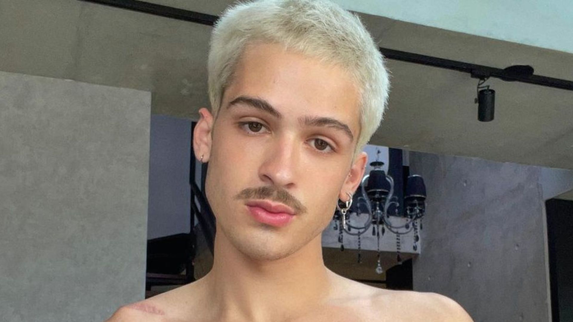 Filho de Leonardo, João Guilherme gera polêmica após comentários sobre mulheres nuas: “No meu teto”