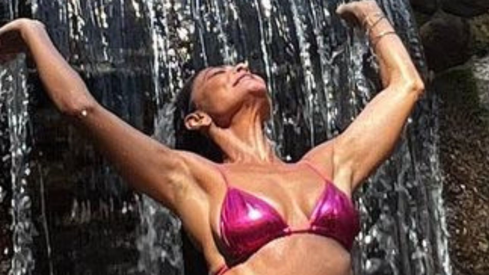 Juliana Paes brinda aniversário do marido em fio-dental cintilante e virilha escapa: “Te amo”
