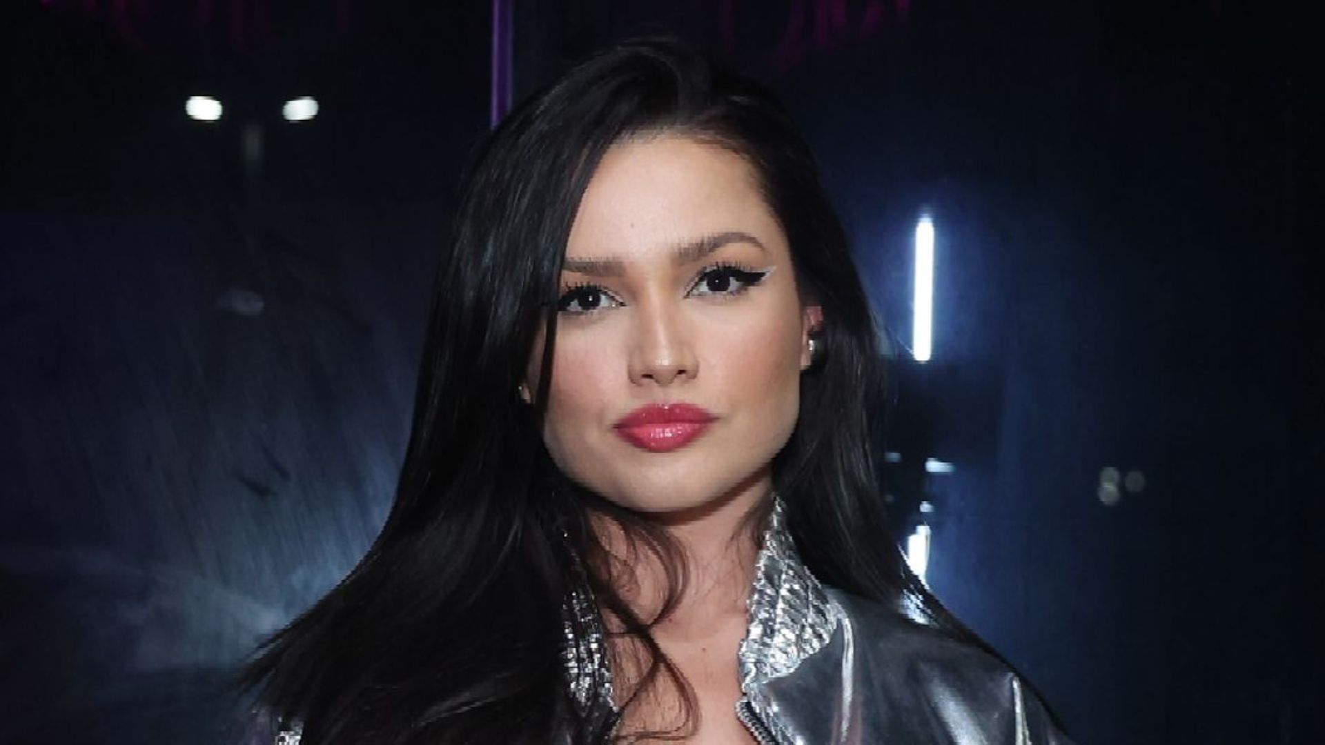 Gata de botas? Ex-BBB Juliette rouba a cena com vestido minúsculo em aniversário de Pocah