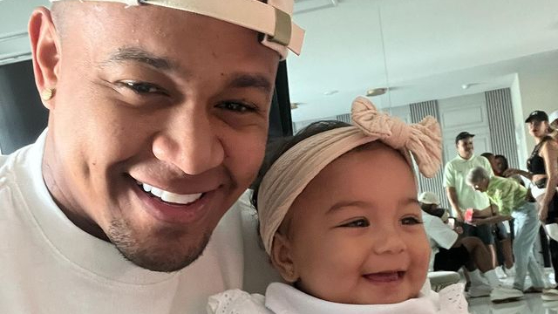 Leo Santana tatua foto da filha com Lore Improta no braço: “Gigantesco amor”