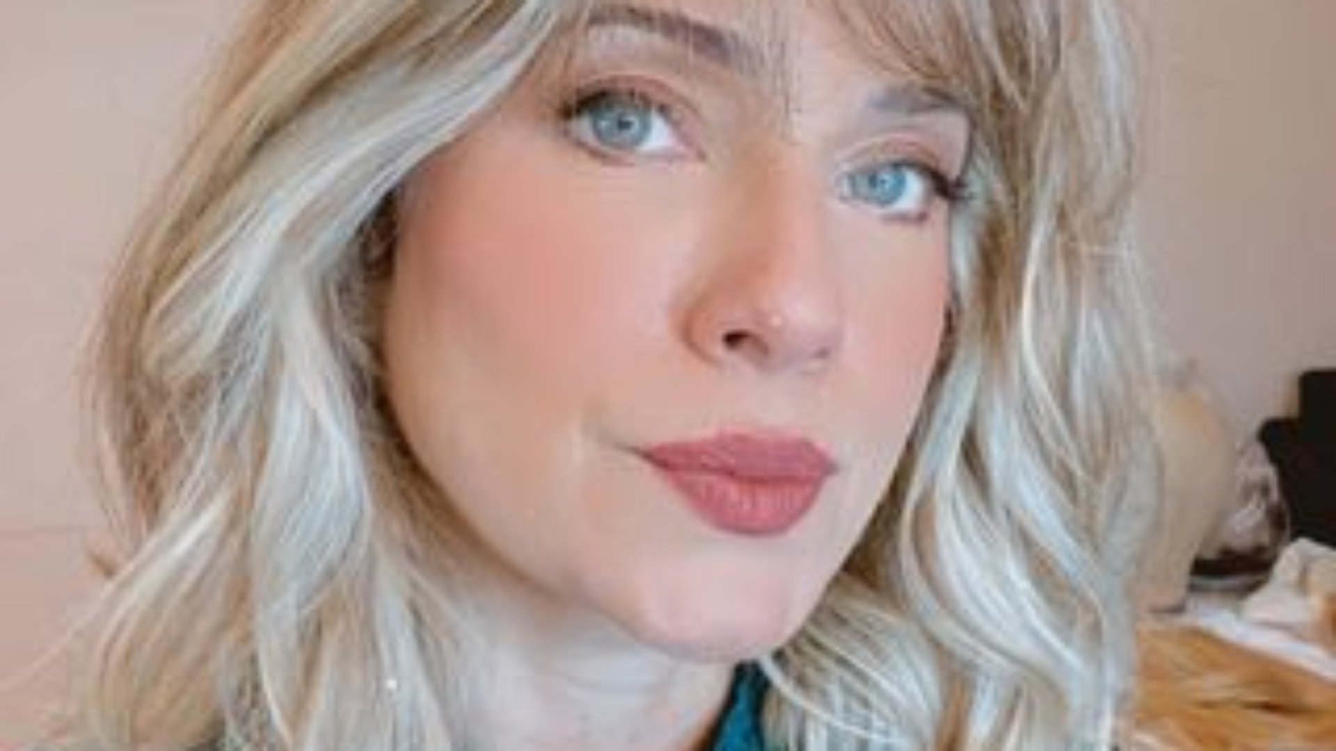 Radicalizou! Letícia Spiller muda visual e aposta em ‘franjinha’: “Testando”