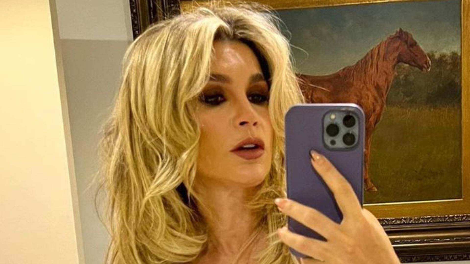 De blusa justinha, Flávia Alessandra faz pose para foto e deixa o marido babando: “Olhar 43”