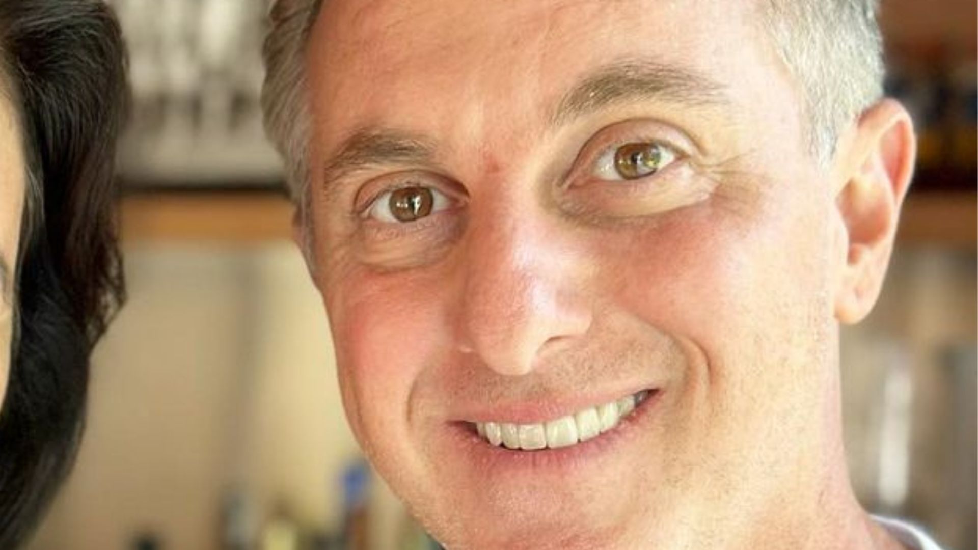 Luciano Huck crava voto nas eleições ao posar com político: “Remando na mesma direção”