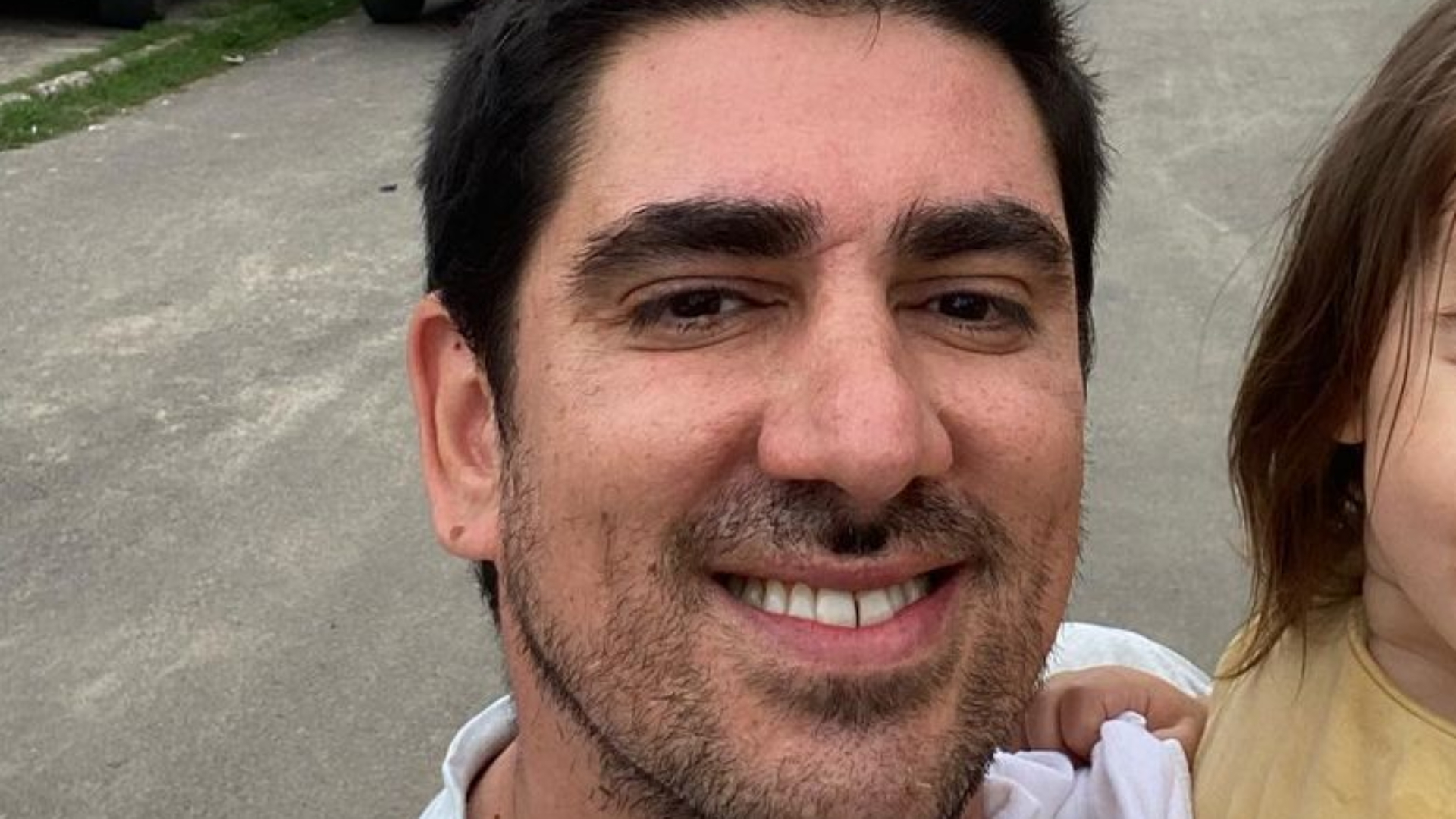 Filha de Marcelo Adnet surge gigante em clique raro e choca fãs: “Cara do pai”