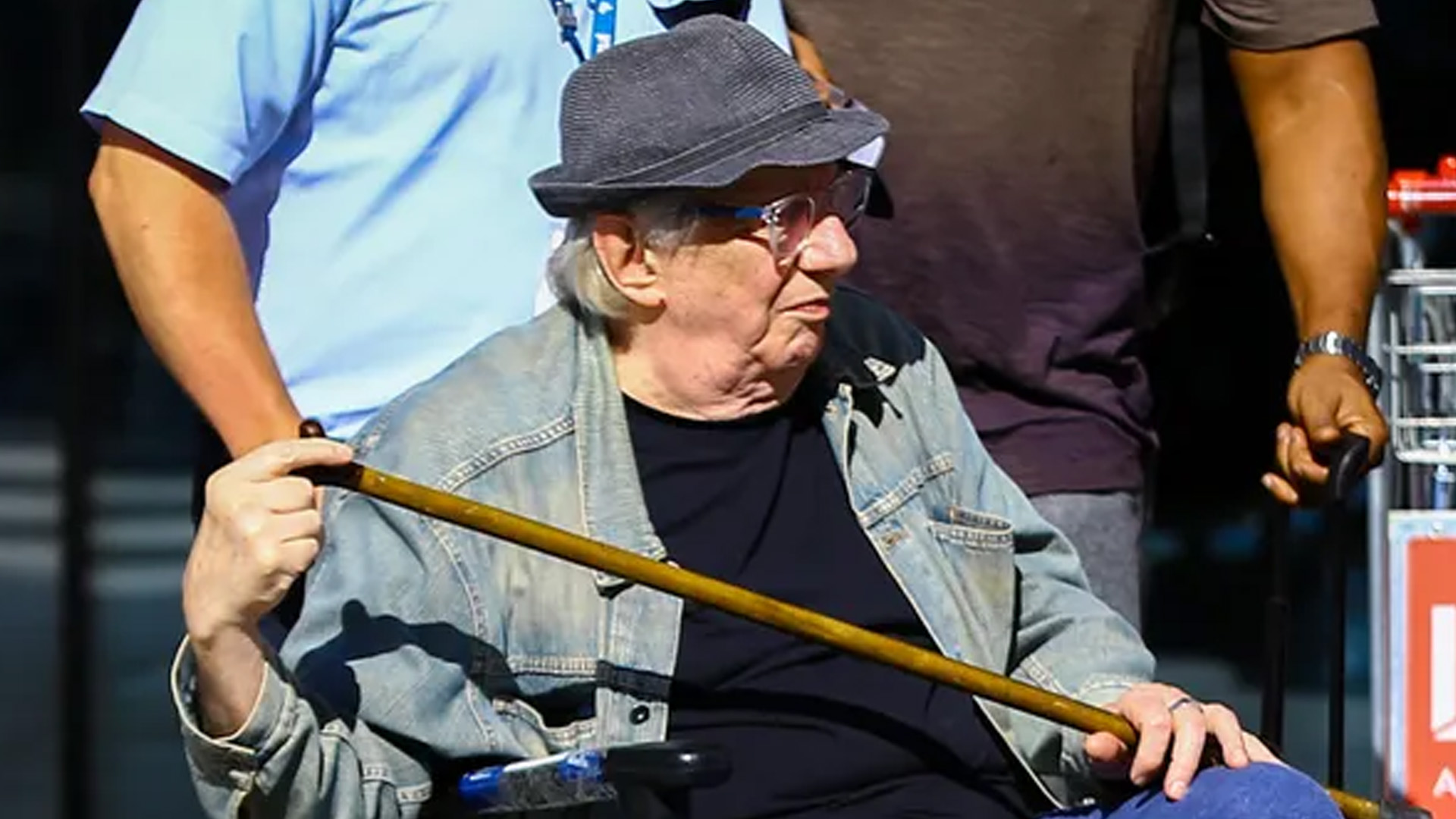 Aos 74 anos, Marco Nanini surge de cadeira de rodas em aeroporto do Rio de Janeiro