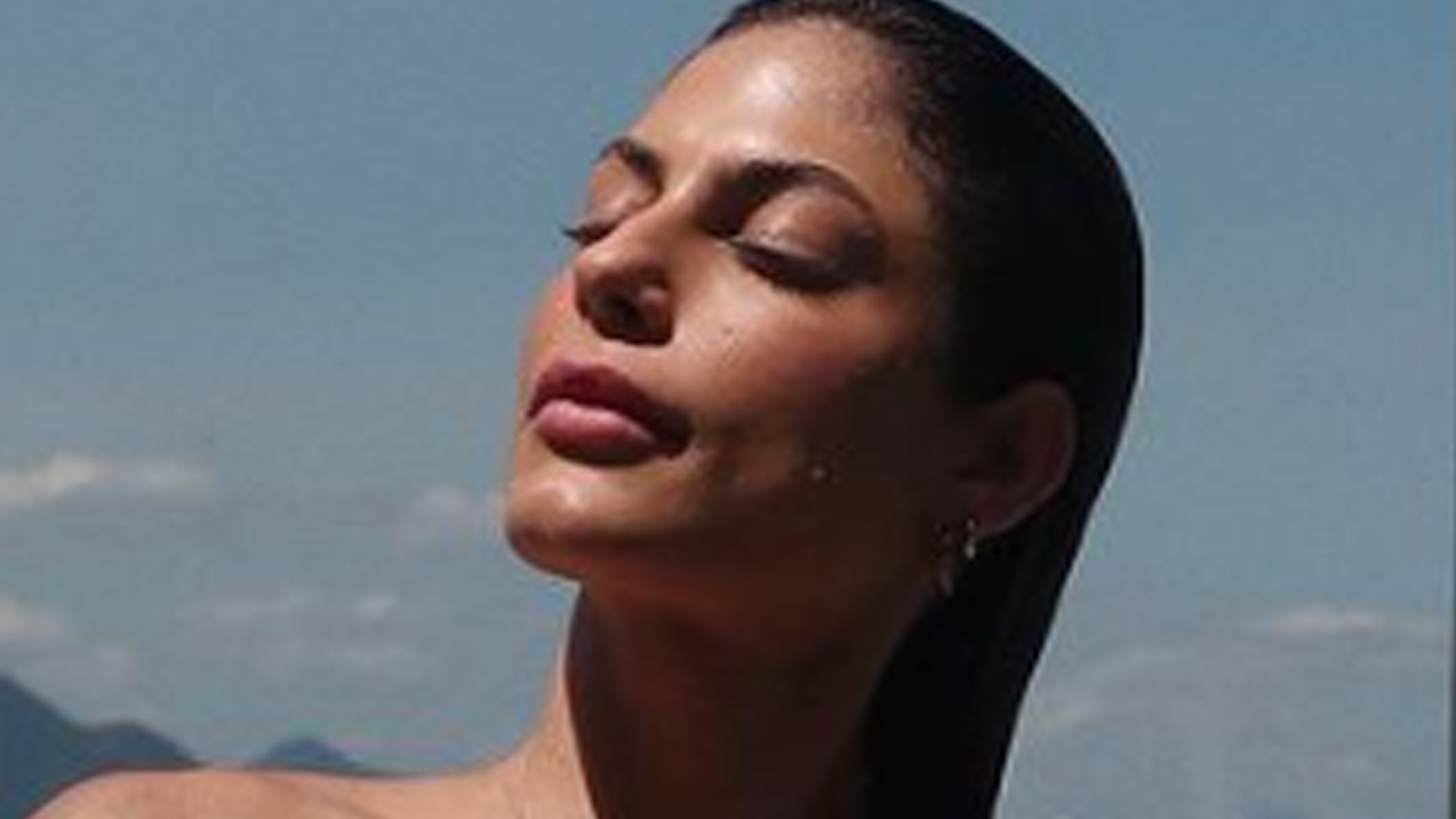 Ex-BBB Mari Gonzalez mostra cantinho da virilha de biquíni cortininha: “Sereia”