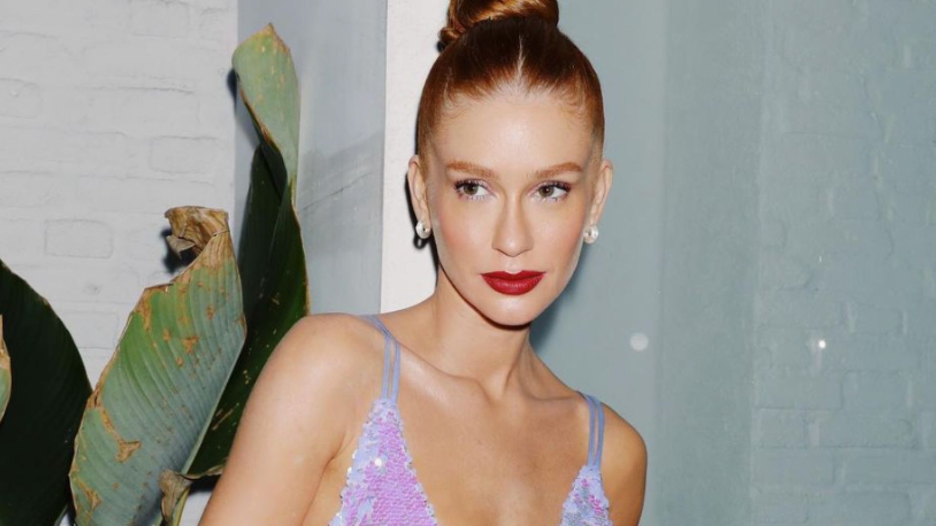 Marina Ruy Barbosa dispensa roupa íntima e ergue vestidinho curtíssimo: “Maravilhosa”