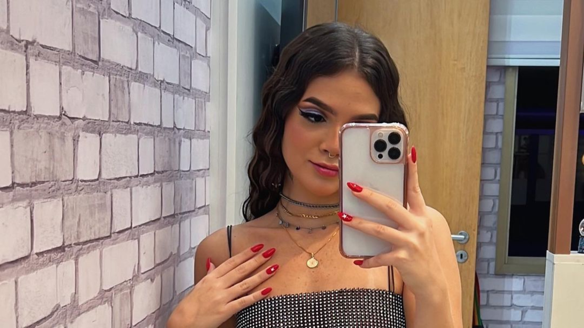Mel Maia elege look transparente e deixa roupa íntima à mostra: “Gata demais”